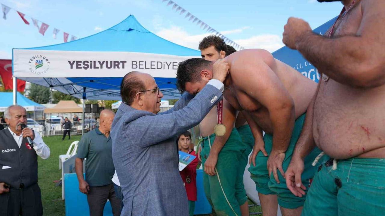 Malatya'da er meydanında ata sporunun coşkusu: 21. uluslararası Turgut Özal karakucak güreşleri