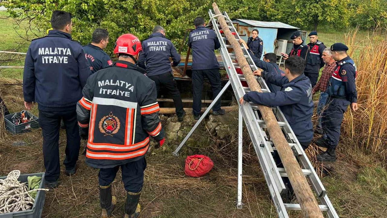 Malatya'da itfaiyenin müdahalesiyle 25-30 metrelik kuyudan kurtarılan genç