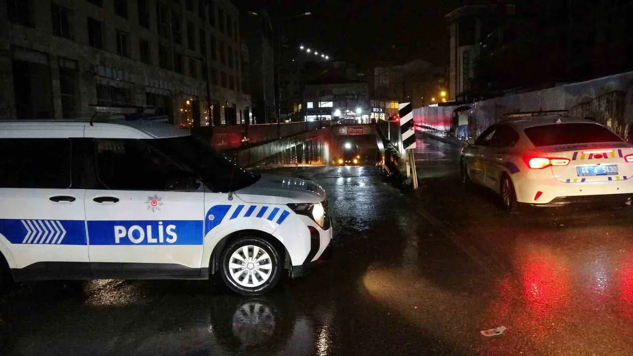 Malatya'da sağanak altgeçitleri etkiledi, ulaşım kontrollü sürüyor