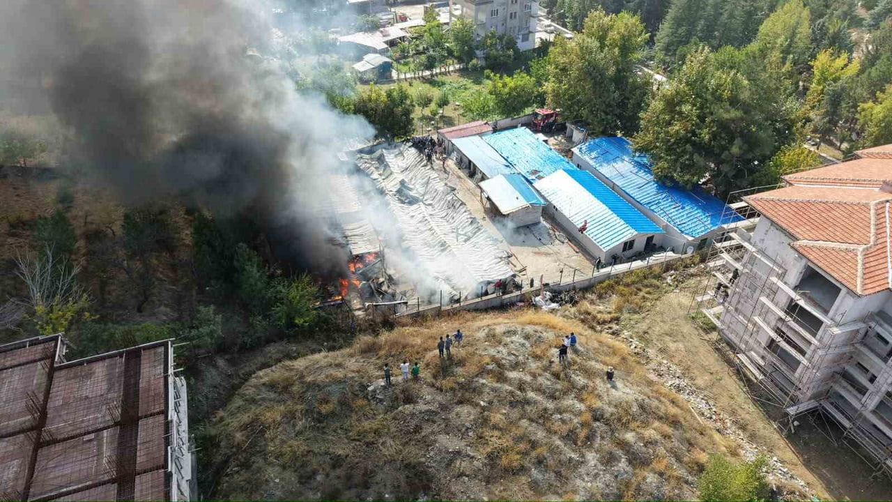 Malatya'da şantiye barınaklarında yangın: yaklaşık 30 konteyner zarar gördü