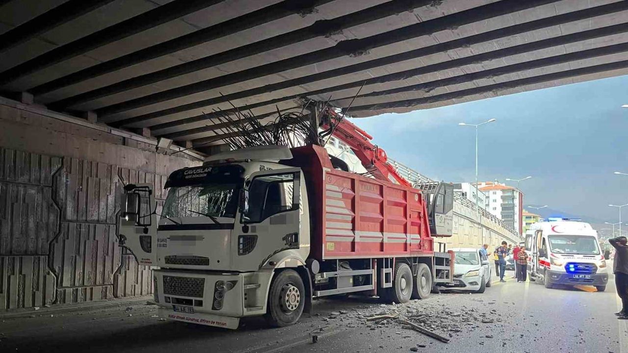 Malatya'da vinç köprüye çarpınca arkadan gelen otomobil de çarptı: 4 yaralı