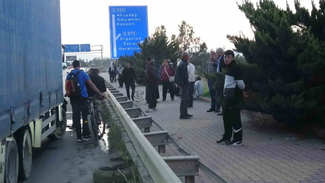 Malatya'da viyadükte çarpışma: otobüs ile kamyonun çarpışması trafiği yaklaşık bir saat etkiledi
