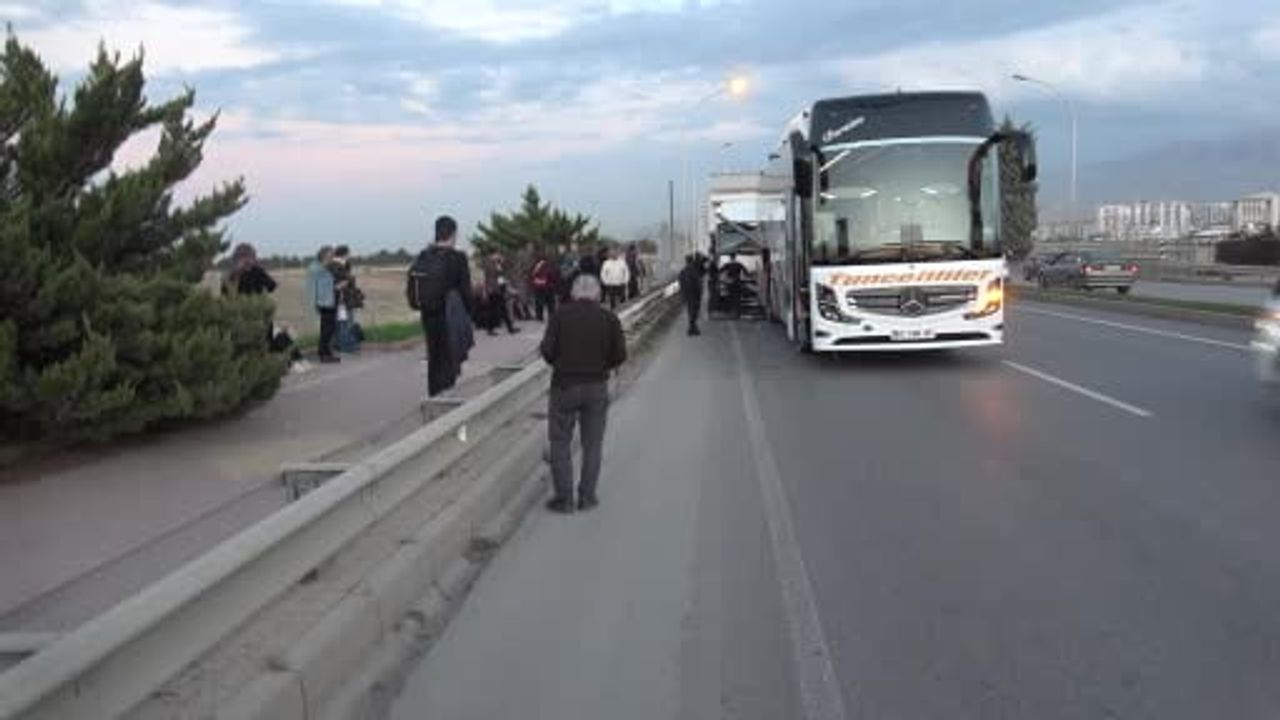 Malatya'da viyadükte panik: otobüs ile kamyonun çarpışması trafik bir saat kilitledi