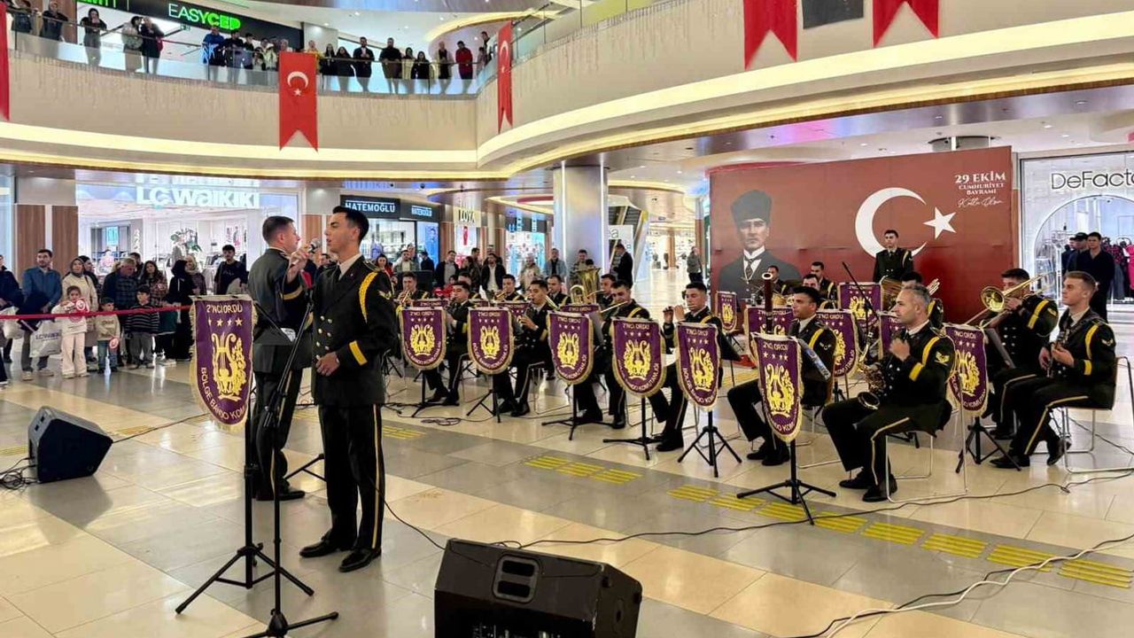 MalatyaPark'ta bando ve halkın buluşması: Cumhuriyet coşkusu konserle taçlandı