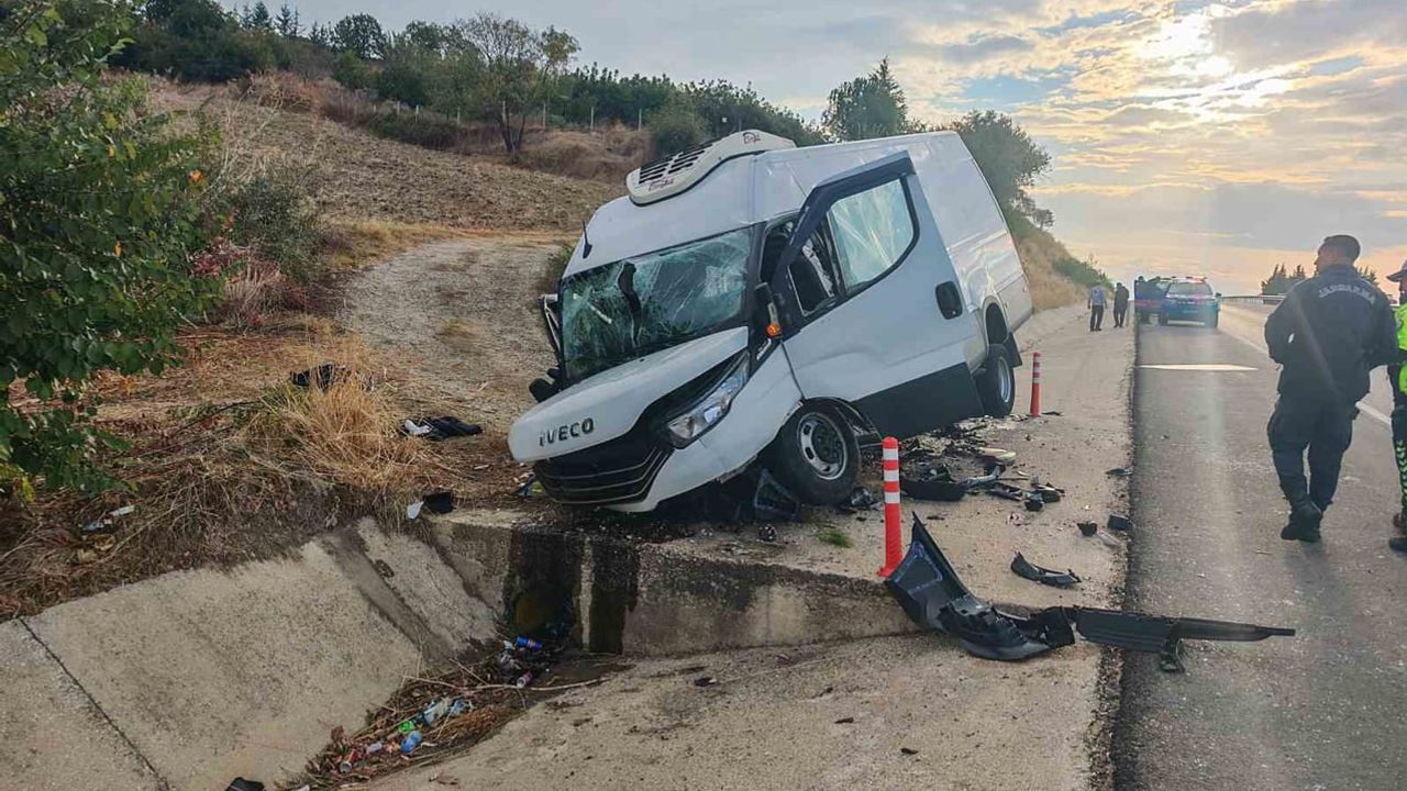 Malkara ile Keşan arasında balık yüklü kamyonet menfeze çarptı, iki kişi yaralandı