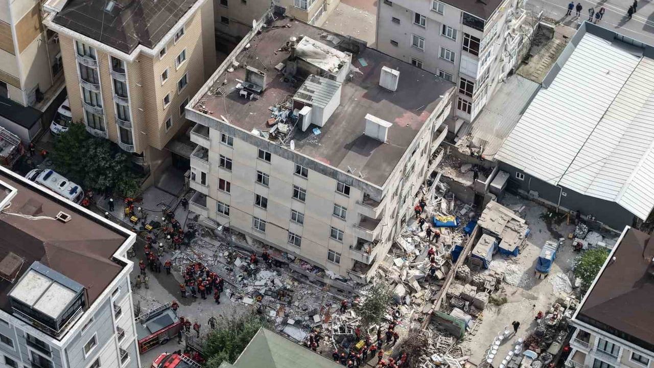 Maltepe Cevizli'de binanın üç katında çökme: iki kişi hayatını kaybetti, iki kişi için arama sürüyor
