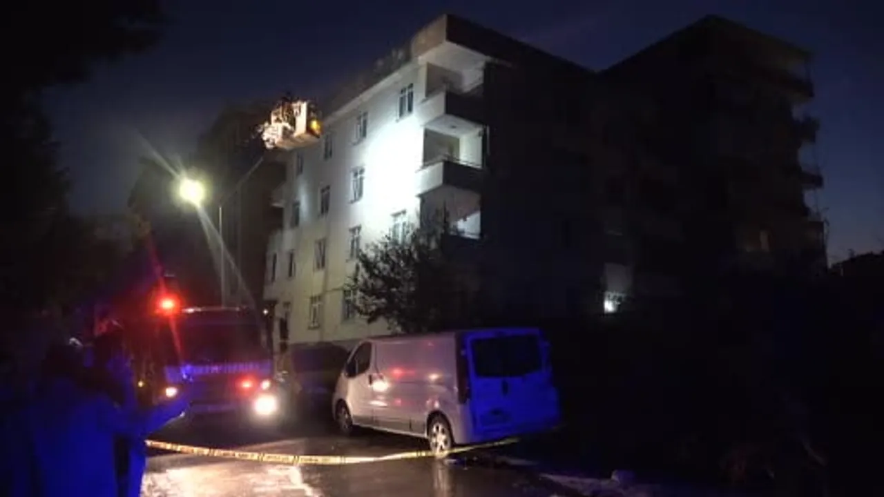 Maltepe'de 6 katlı binada çökme: mahsur kalanların tahliyesi sürüyor