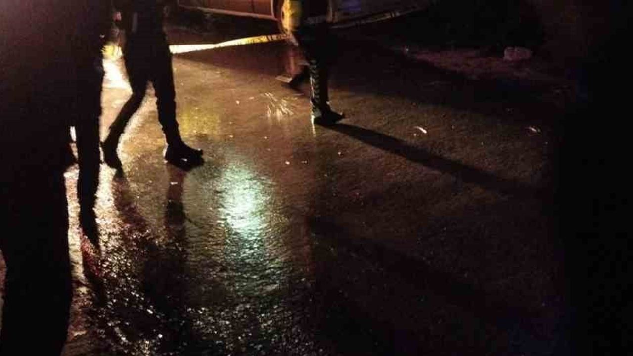 Maltepe'de Cevizli sokakta binanın çökmesi sonrası tahliye çalışmaları sürüyor