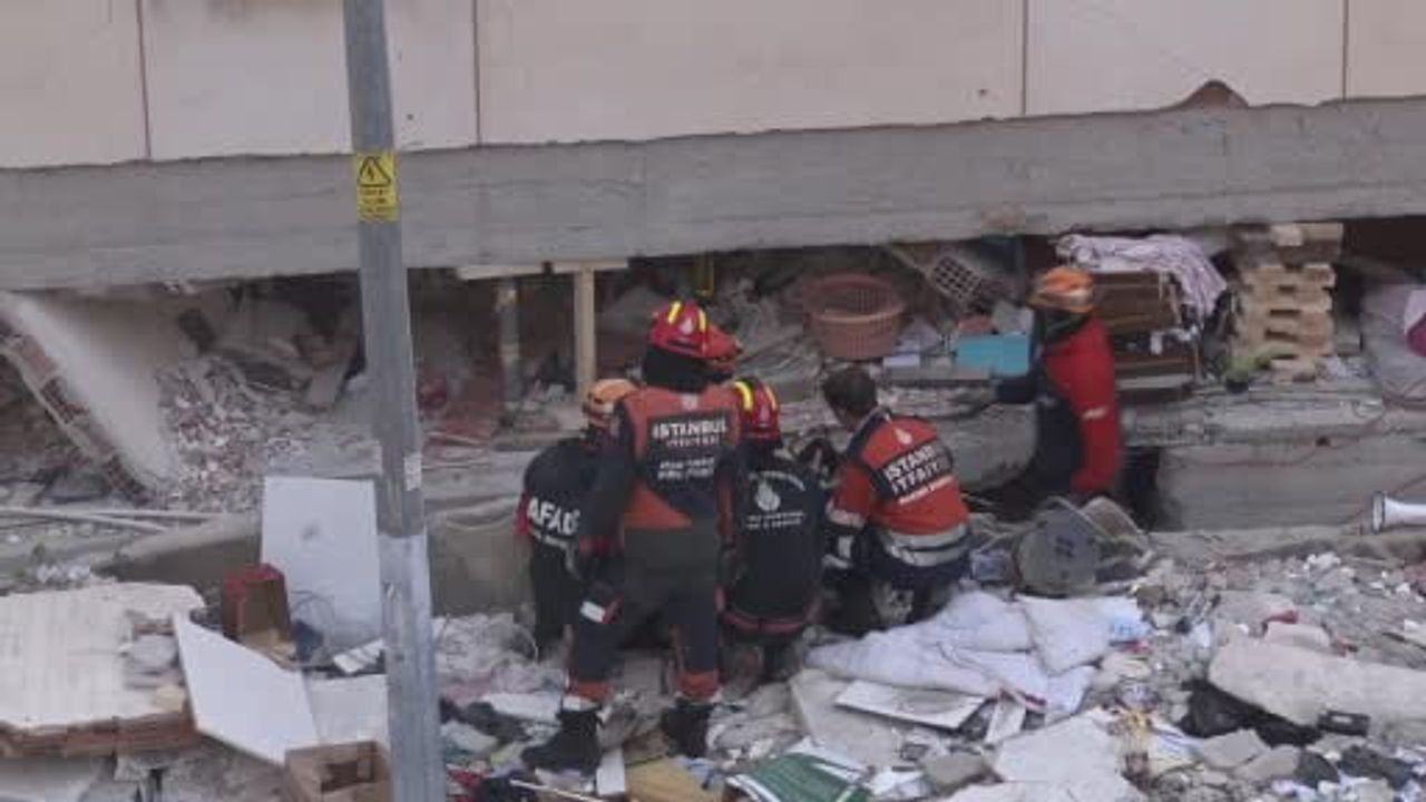 Maltepe'de çöken binada itfaiye merdiveniyle üst kat aramaları sürüyor