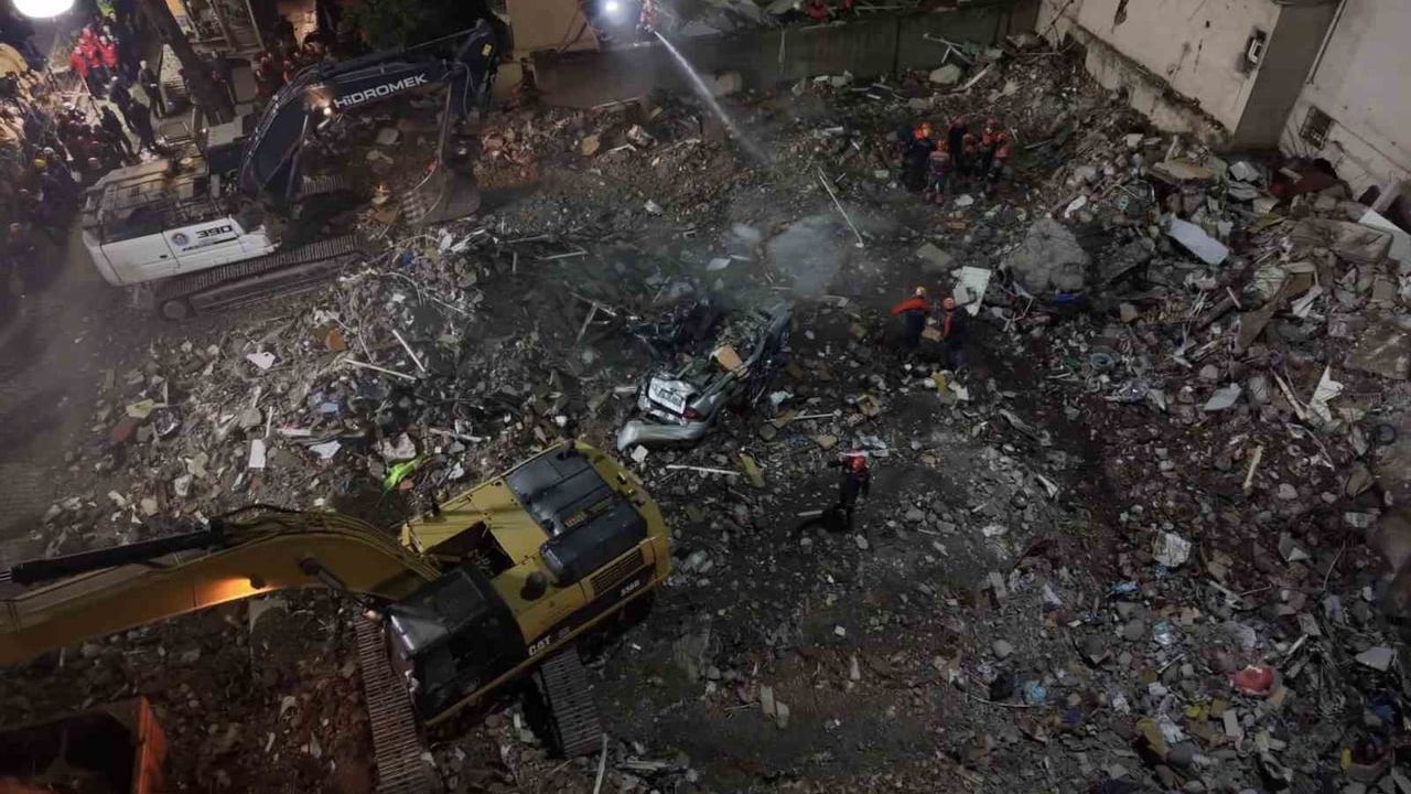 Maltepe'de çöken binanın enkazında kalan araç hava görüntülerine yansıdı
