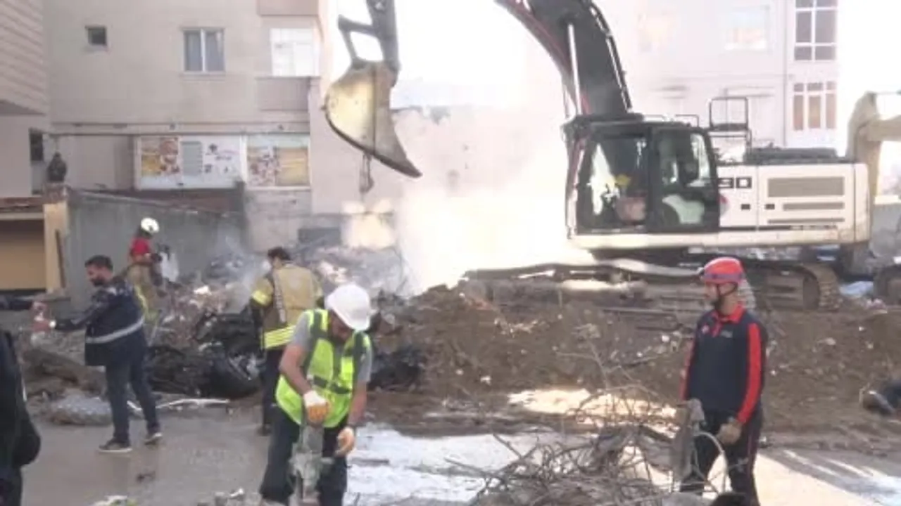 Maltepe'de çöken binanın enkazından araçlar çıkarılıyor