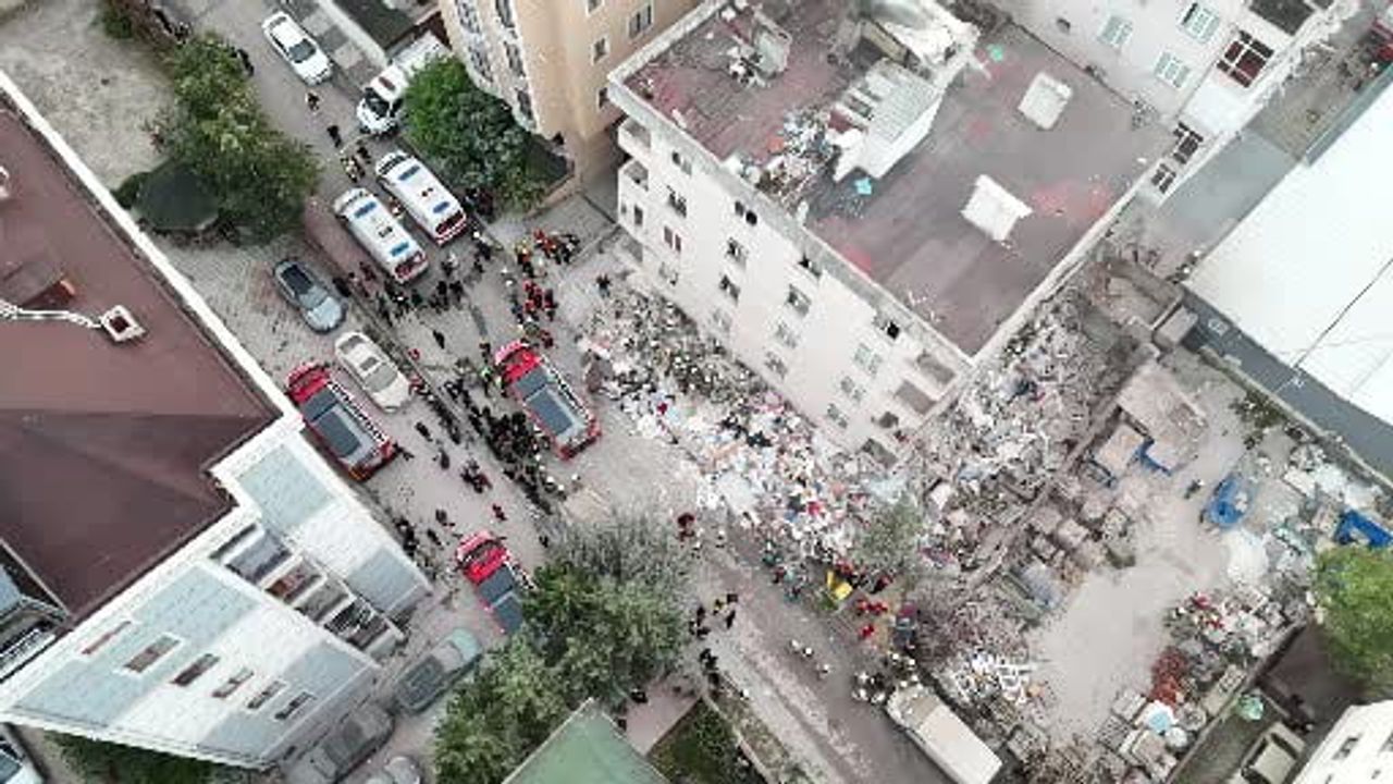 Maltepe'de çökme anı kameraya yansıdı
