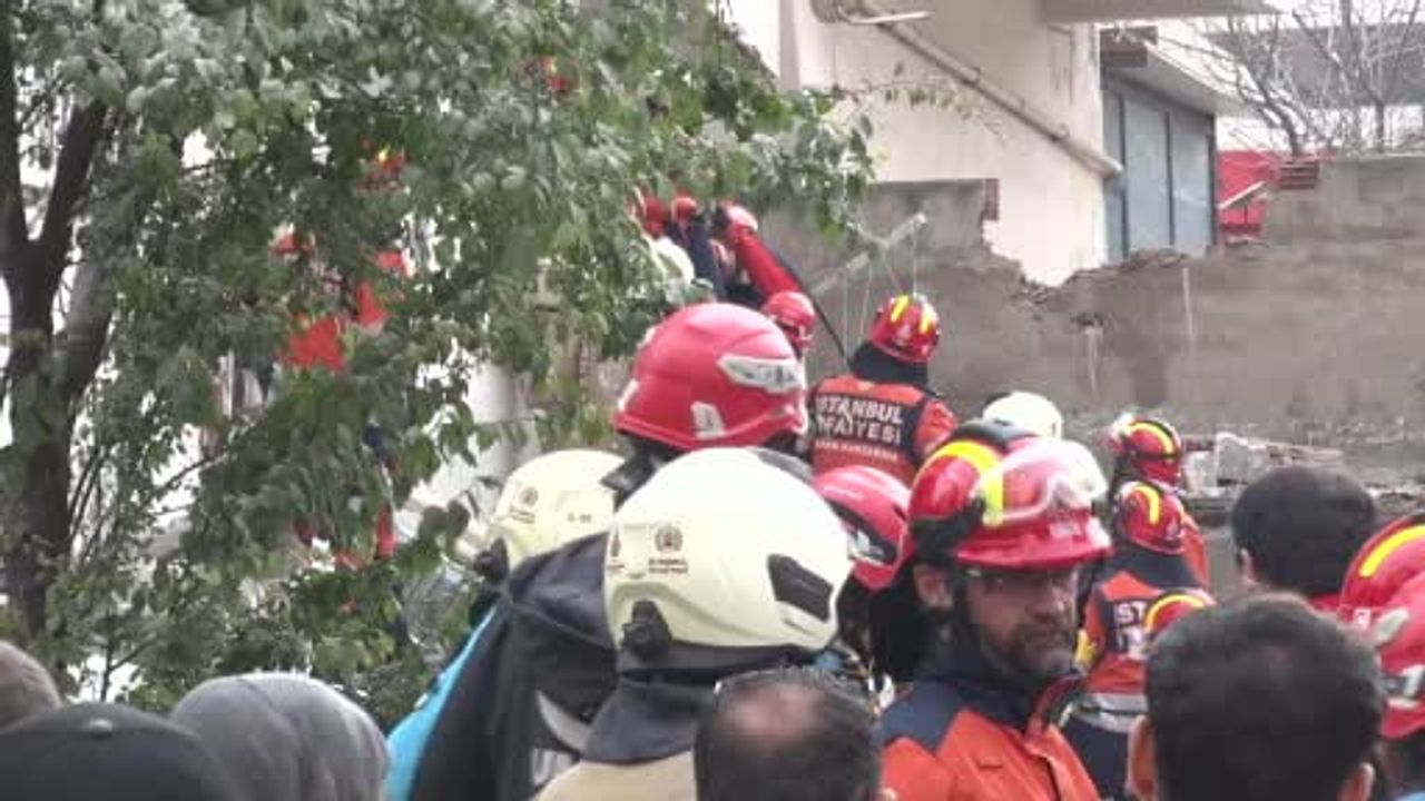 Maltepe'de çöküntü sonrası ekiplerin hassas müdahalesiyle bir kişi kurtarıldı