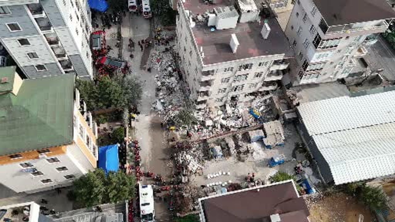 Maltepe'de dron görüntüleri enkaz altındaki arama kurtarmayı gösterdi