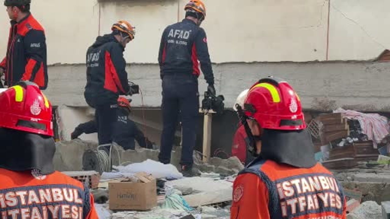 Maltepe'de enkaz altında dinlemeyle umut arayışları sürüyor
