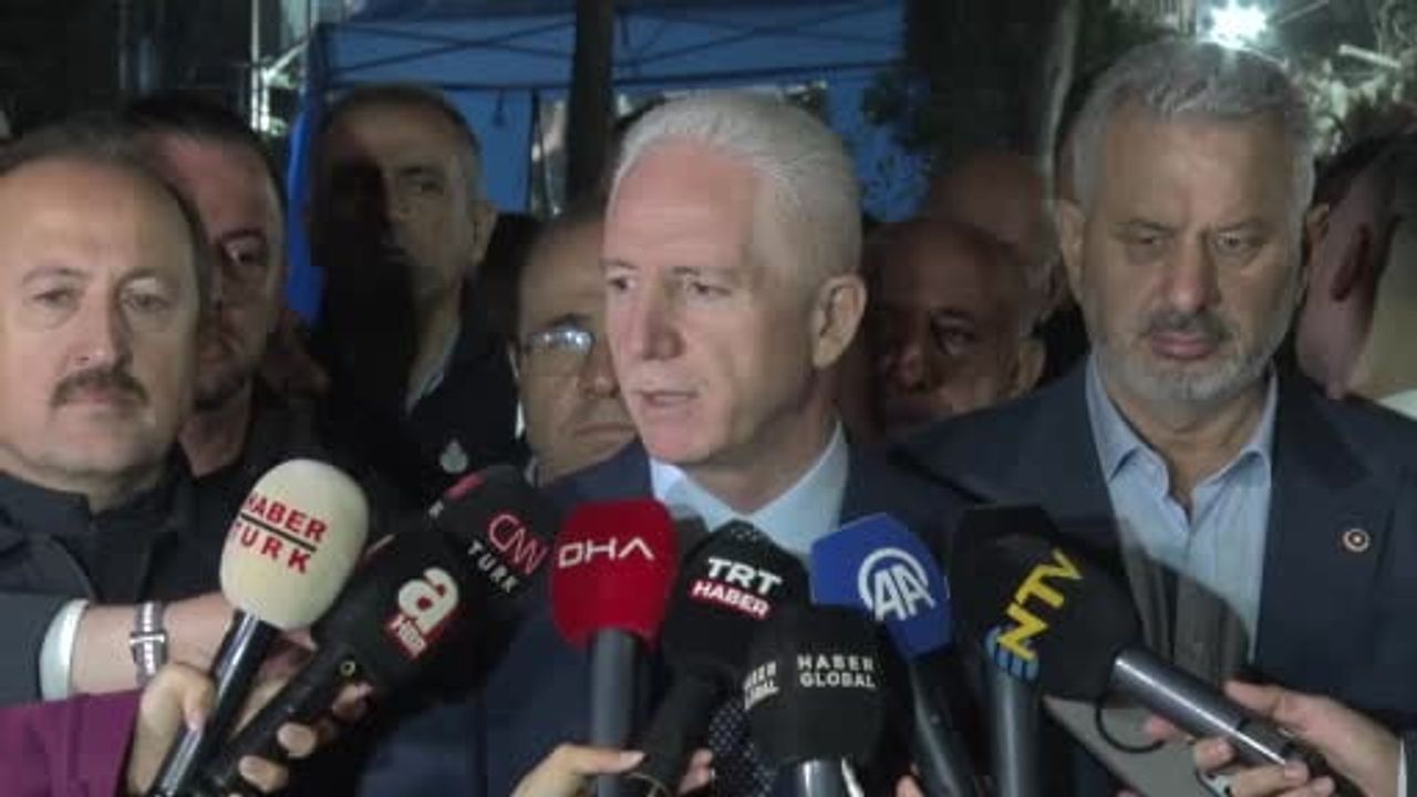 maltepe'de kısmi çökmenin ardından enkazda kalan üç kişiye ulaşma çalışmaları sürüyor