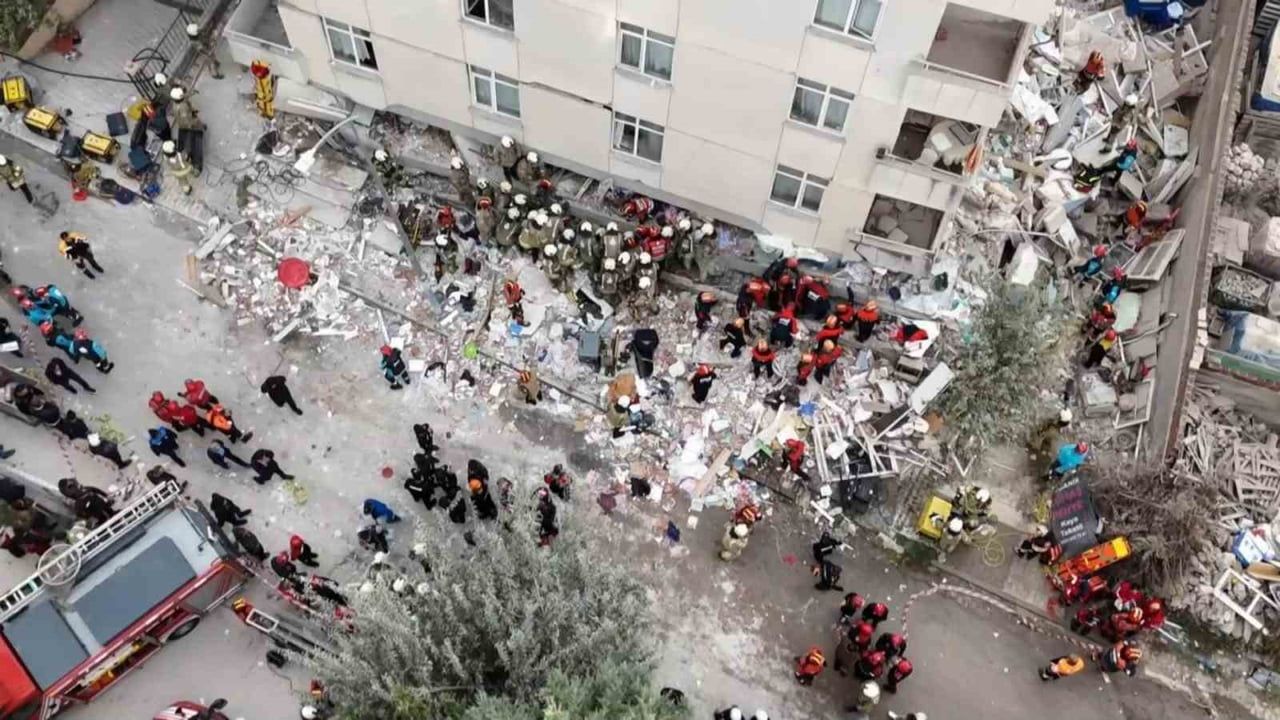 Maltepe'de sabah çöküşü: 3 kat çöktü, 7 kişi için arama sürüyor