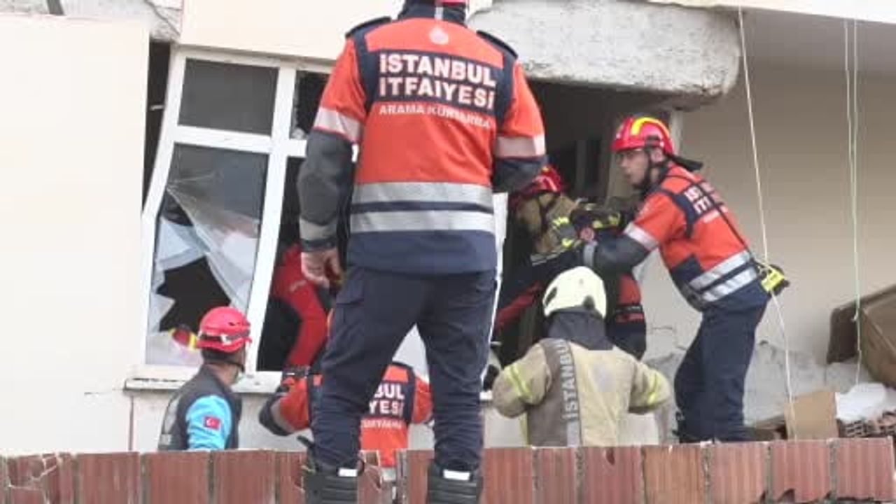 Maltepe'de erken saatlerde kısmi çökme: üçüncü kat hasar gördü, iki kişi kurtarıldı
