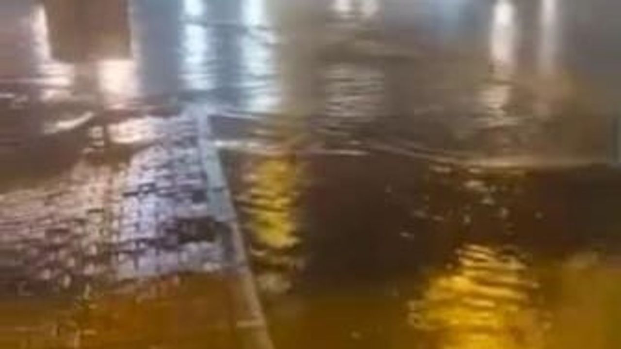 Maltepe’de sağanak ulaşımı aksattı: ana caddeler suyla doldu