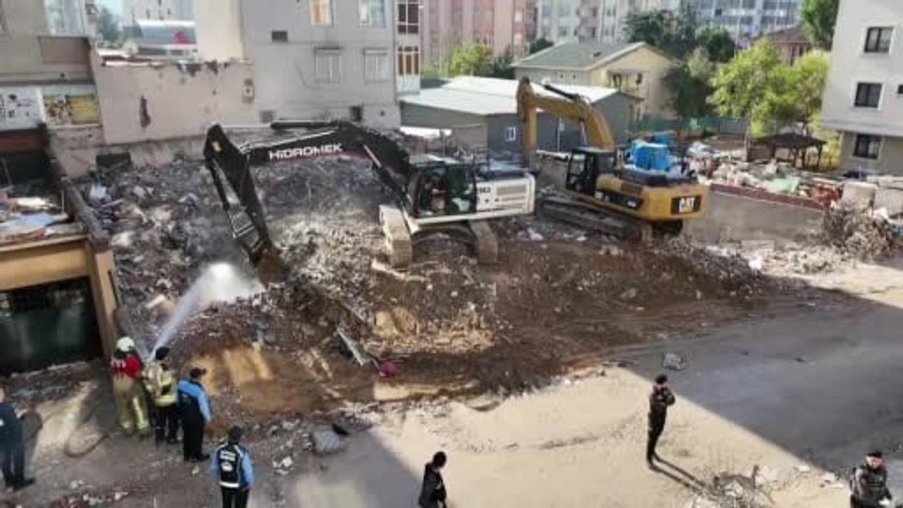 Maltepe'de üç katı çöken binada arama kurtarma çalışmaları sürüyor