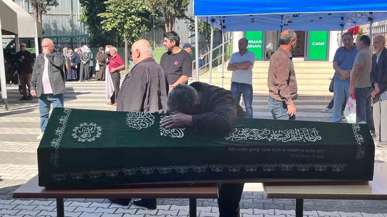 Maltepe'de yıkılan binanın iki genci dualarla uğurlandı