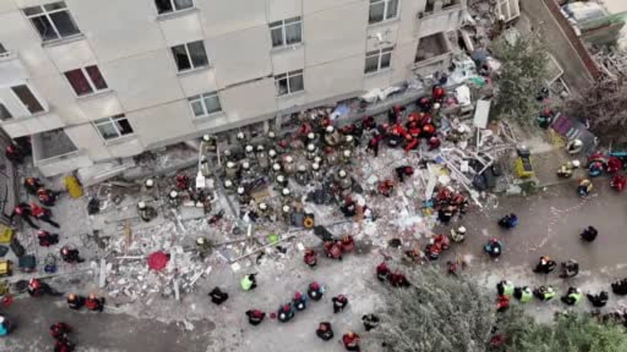 Maltepe'de zemin üstü üç kat çöktü: 7 kişi için kurtarma çalışması sürüyor