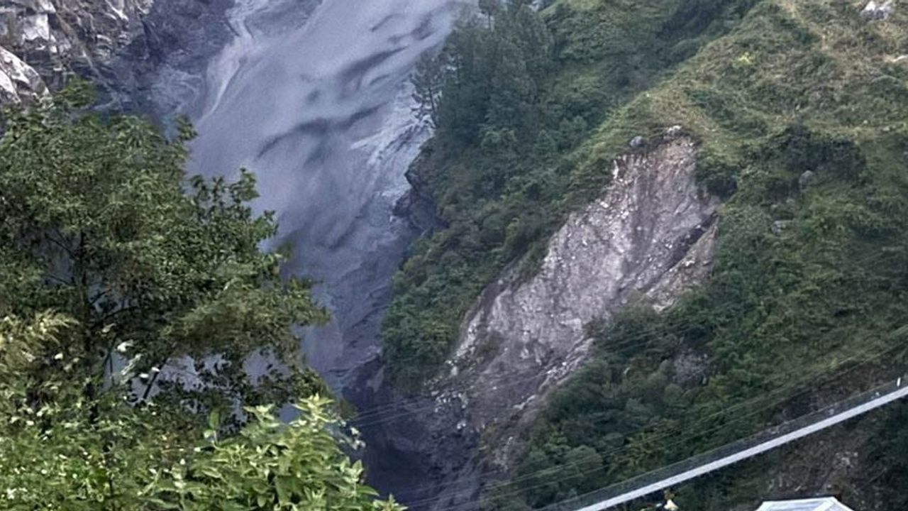 Manaslu parkurunda selin ardından 100'den fazla yabancı dağcı mahsur