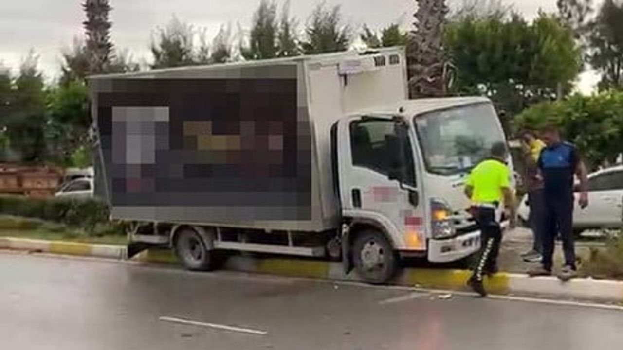 Manavgat'ta aniden fenalaşan kamyonet sürücüsü refüje çıktı