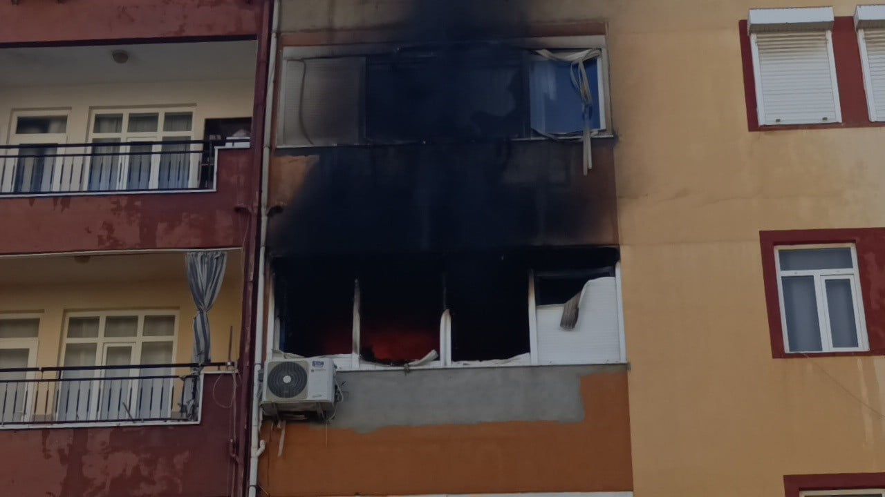 Manavgat'ta apartman yangını: itfaiye 2'si çocuk 4 kişiyi merdivenle tahliye etti