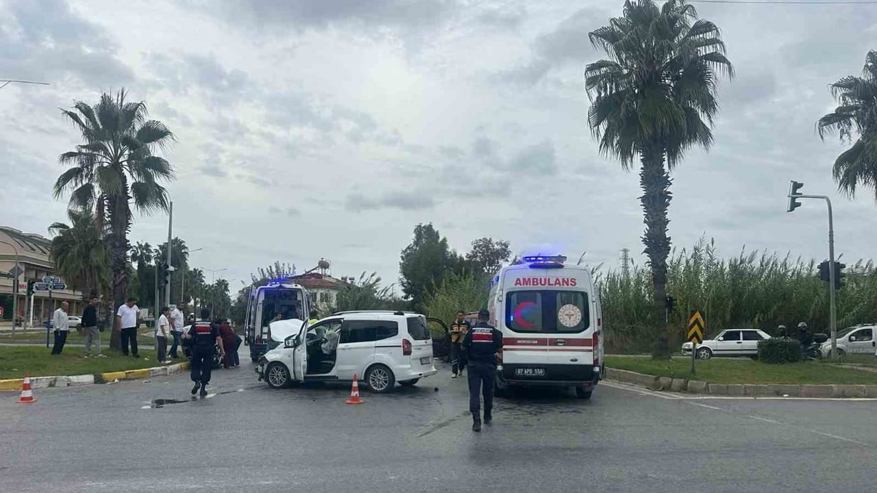Manavgat'ta Çolaklı kamp kavşağında çarpışma: 3 yaralı