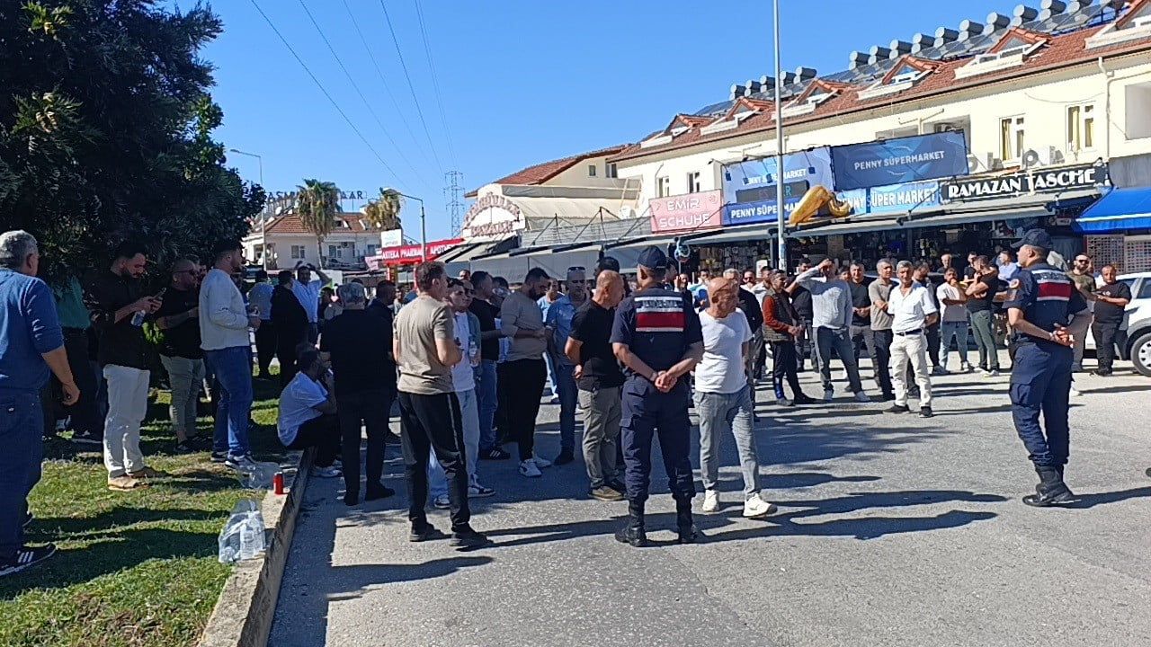 Manavgat'ta Evrenseki esnafı marka baskısına karşı sahil yolunu kapattı