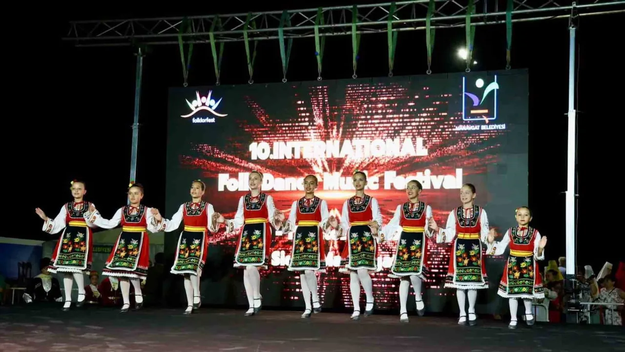 Manavgat'ta halk dansları buluşması: Side'de festival coşkusu