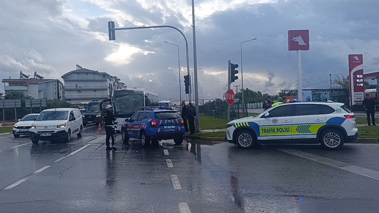 Manavgat'ta ışıkların devre dışı kaldığı zincirleme kazada otel personeli yaralandı