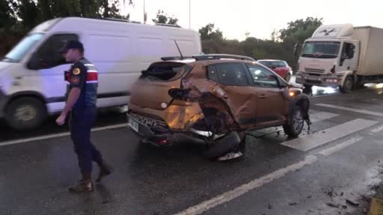 Manavgat'ta kırmızı ışık ihlali zincirleme kazaya yol açtı: 2 yaralı