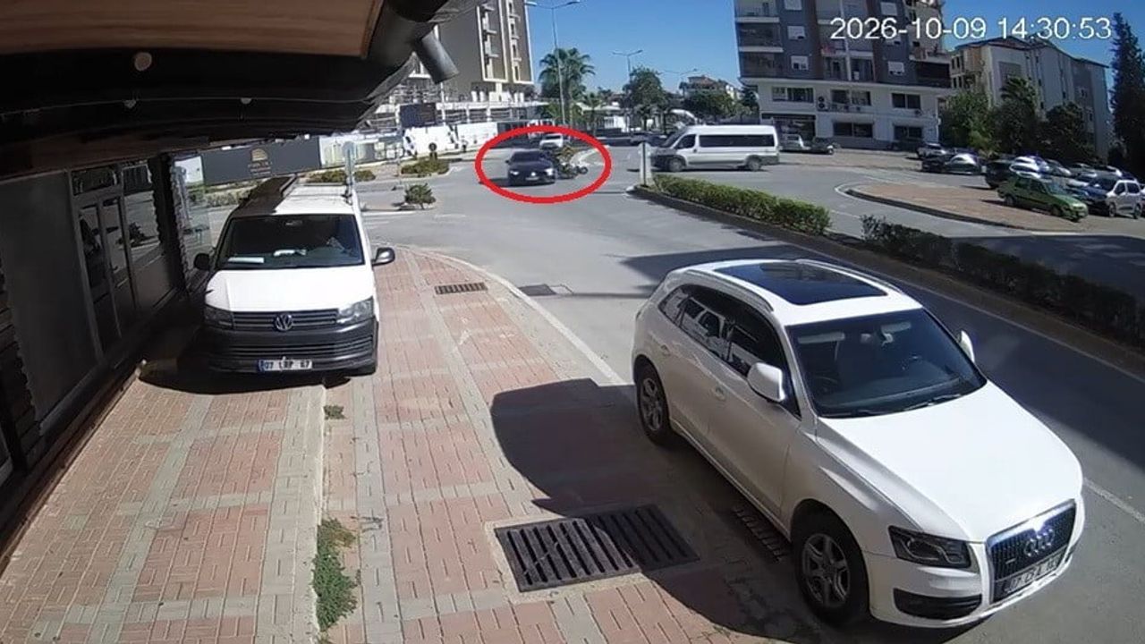Manavgat'ta lüks otomobilin motosikletle çarpıştığı an kamerada