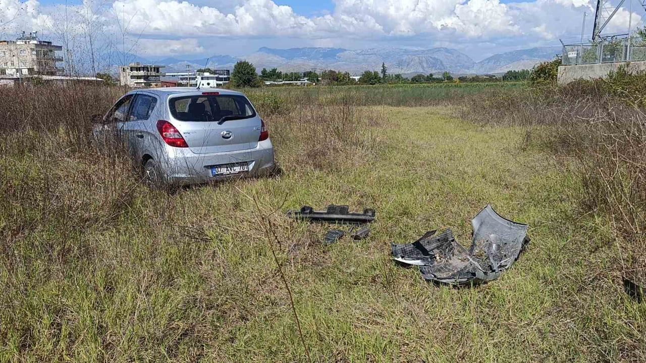 Manavgat'ta moloza çarpıp tarlaya uçan sürücü yara almadan kurtuldu