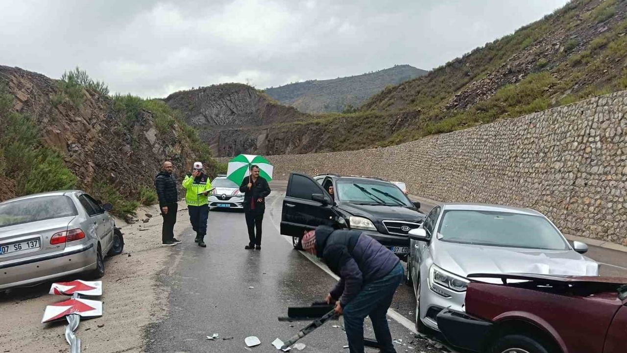 Manavgat'ta şerit ihlali zincirleme kazaya yol açtı: 3 yaralı