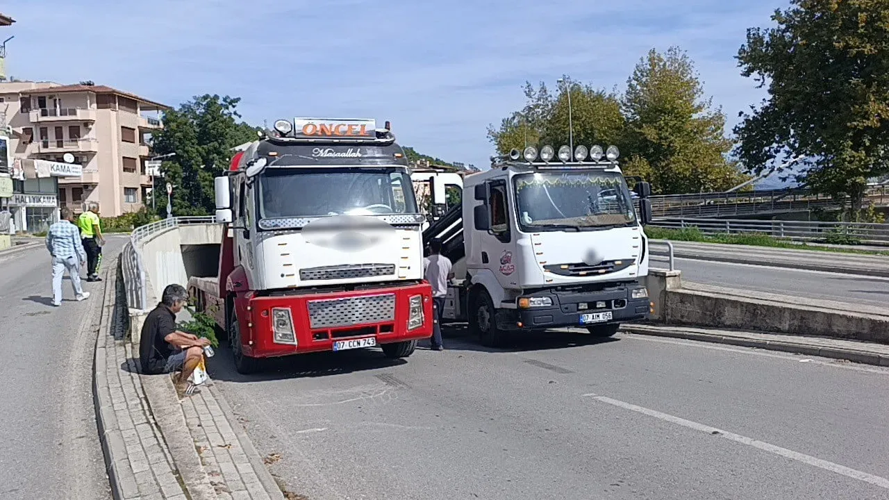Manavgat'ta simit-ayran molası: sıkışan tur otobüsü vinçlerle üç saatte kurtarıldı
