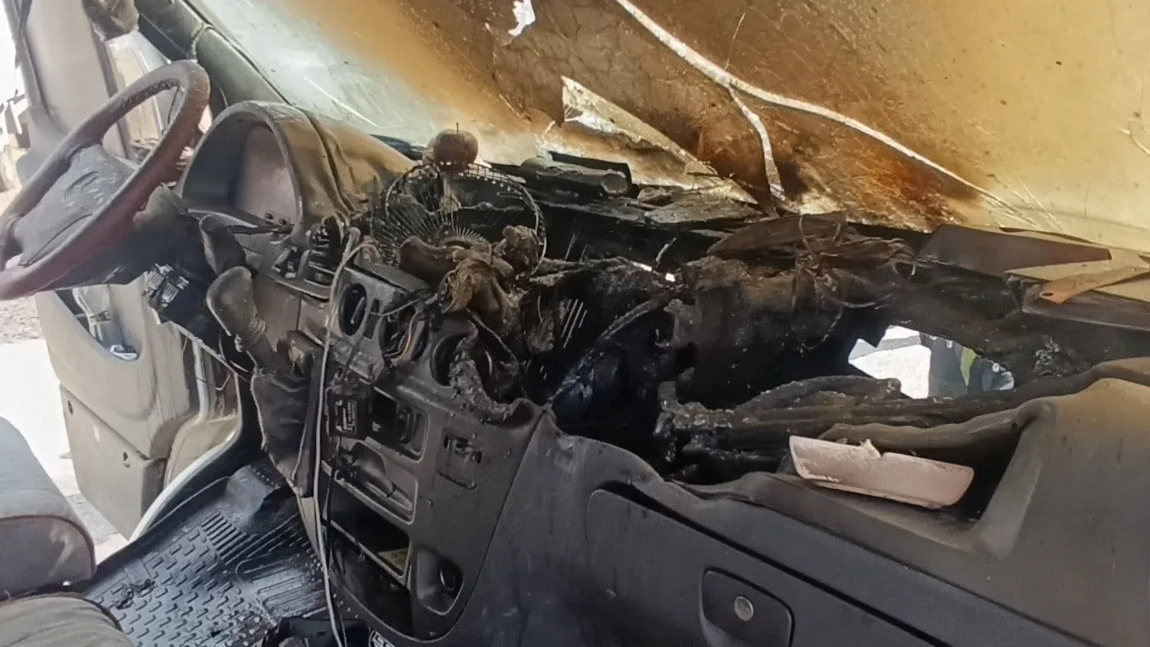 Manavgat'ta söndürülen kamyonetten çıkan siyaha bürünmüş Türk bayrağı itinayla temizlendi