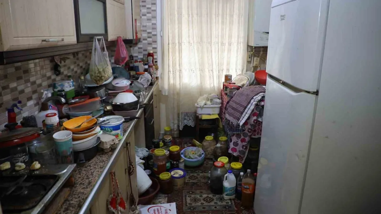 Manisa'da çöp ev temizliği: 6 kamyon atık çıkarıldı