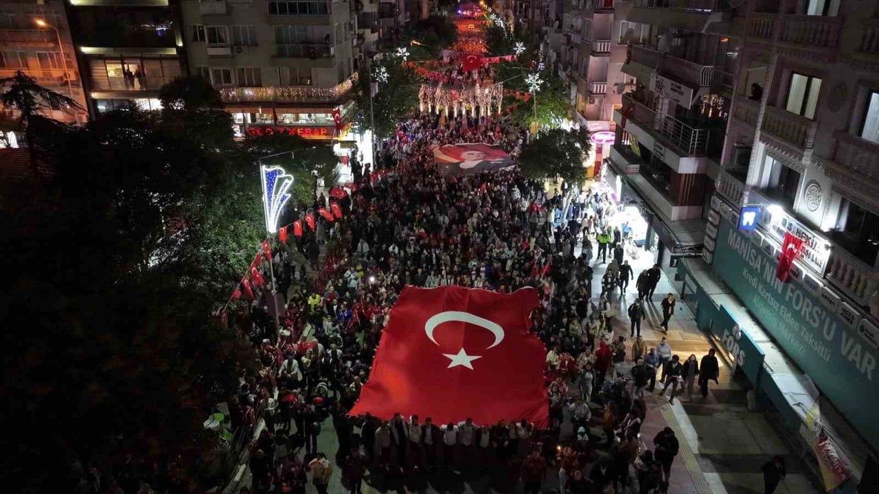 Manisa'da gökyüzü ışıklarla ve konserlerle cumhuriyet coşkusu