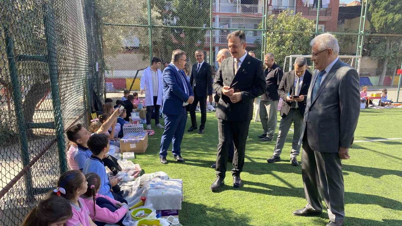 Manisa'da minik girişimcilerle oyun ve pazar deneyimi: müdür Uğurelli okul ziyaretinde