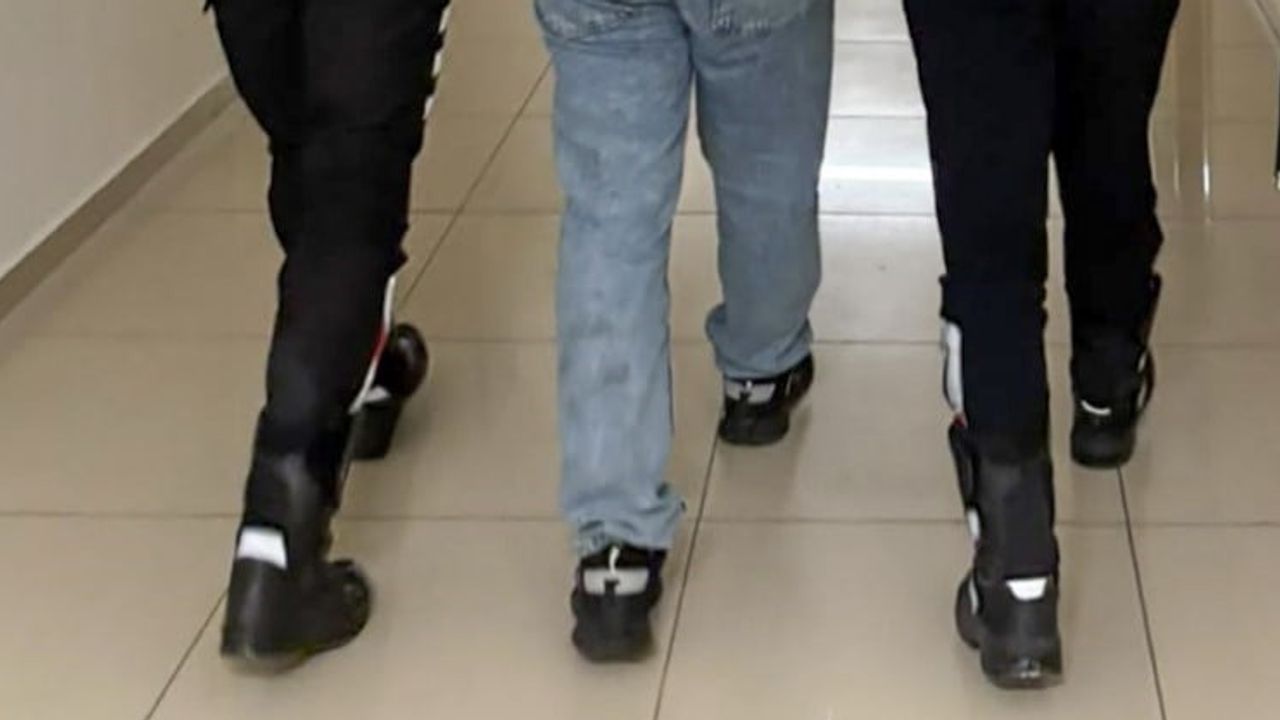 Manisa'da parkta yakalanan 17 yaşındaki şüpheli 65 hırsızlık dosyasıyla 152 yıl 5 ay 19 gün hapisle aranıyordu
