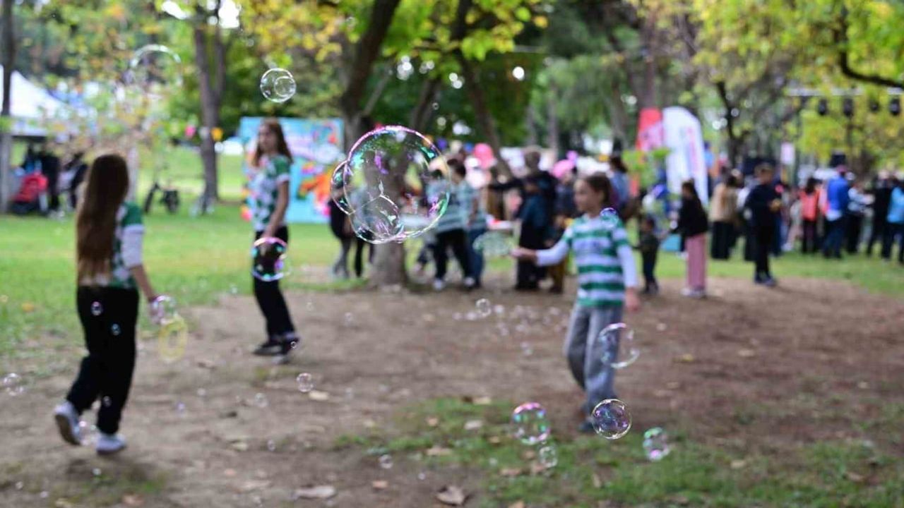 Manisa'da Umut Vagonu 3. gönüllü festivali çocuklara öğrenme ve eğlenceyi bir arada sundu
