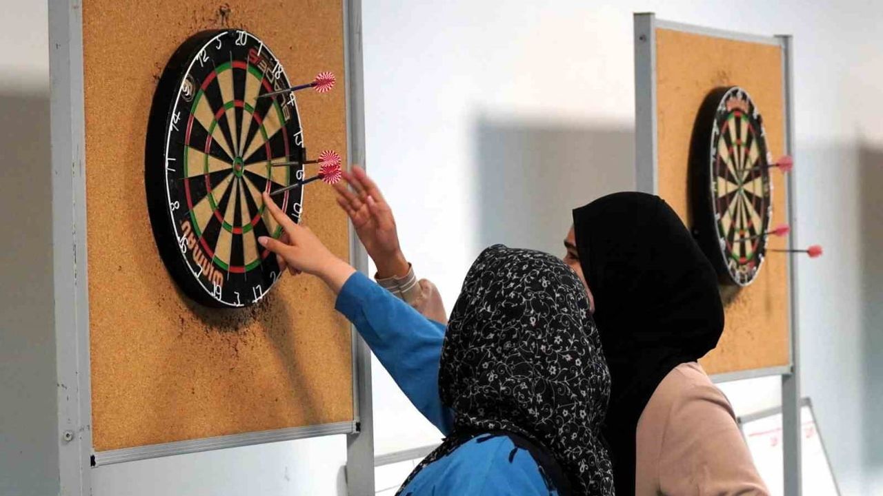 Manisa yurtlarında dart ve ebruyle hareketli günler