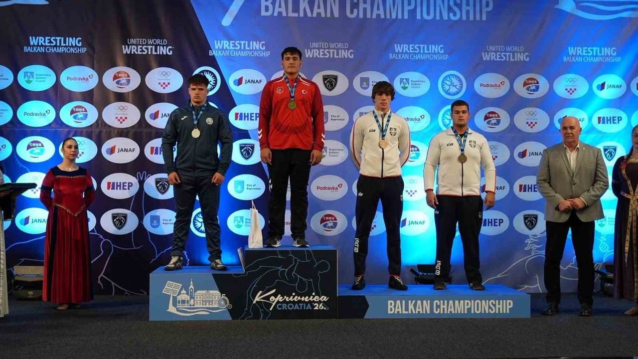Manisalı güreşçiden ve antrenörlerden üçlü Balkan zaferi