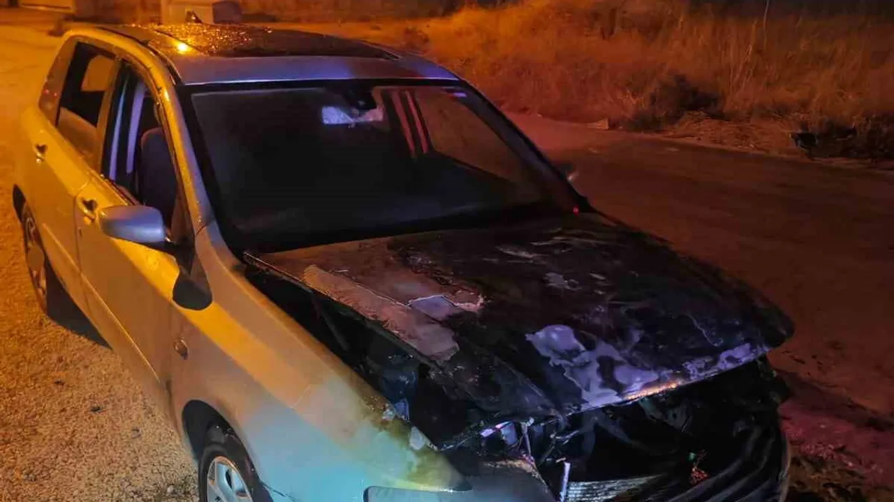 Mardin Kızıltepe'de park halindeki otomobil yandı
