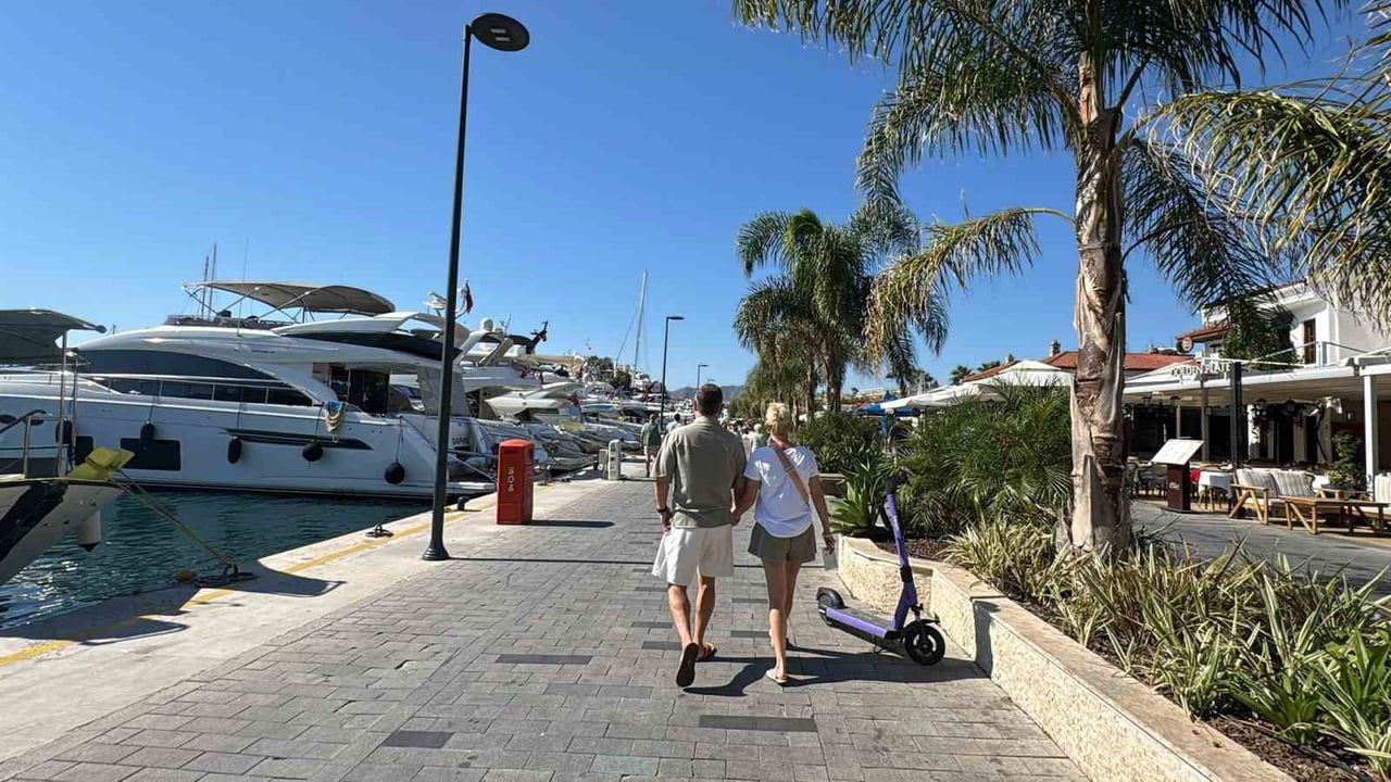 Marmaris'e üç kruvaziyer akını, çarşı ve yat limanında hareketlilik