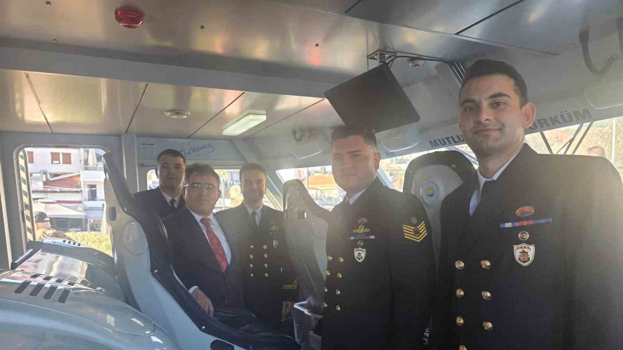 Marmaris'te 29 Ekim coşkusuna deniz birlikleri eşlik etti