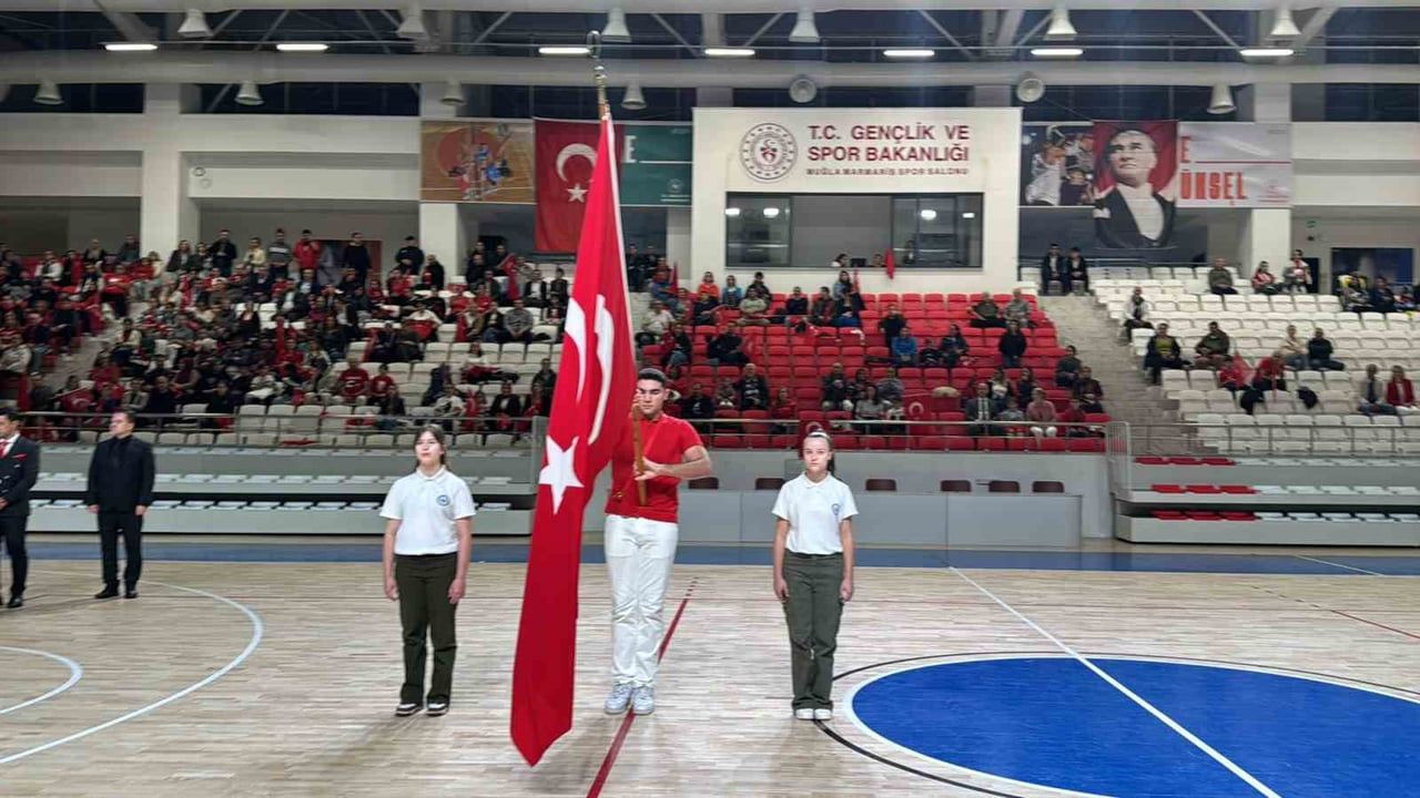 Marmaris'te cumhuriyet kutlamaları ilçe merkezinde ve salonda sürdü